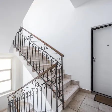 Διαμέρισμα 649 Mono Con Terrazzo *